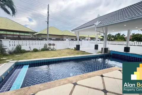 Casa de 5 dormitorios en Pattaya, Tailandia № 210676 - foto 4