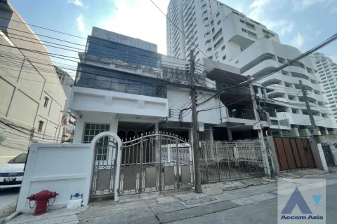 Studio in Khlong Toei, Bangkok, Thailand № 216702