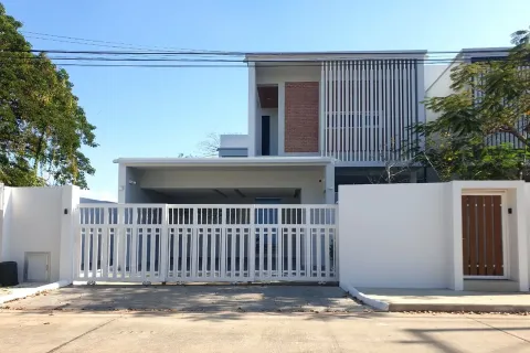 House in Chiang Mai, Thailand 4 bedrooms № 162777
