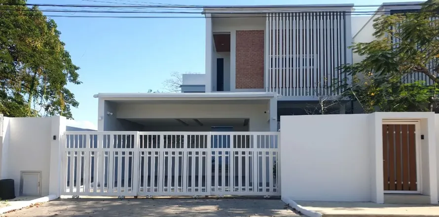 House in Chiang Mai, Thailand 4 bedrooms № 162777
