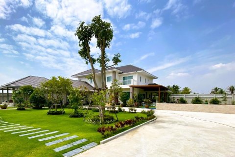 Вилла в Хуа Хине, Таиланд с 7 спальнями  № 153411 - фото 1