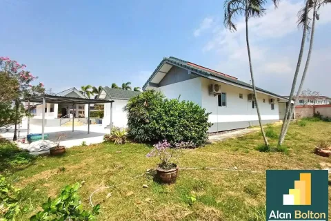 Casa de 6 dormitorios en Pattaya, Tailandia № 211052 - foto 3