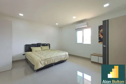 Casa de 6 dormitorios en Pattaya, Tailandia № 211052 - foto 15