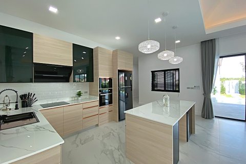 Villa in Hua Hin, Thailand 4 bedrooms № 168363 - photo 15