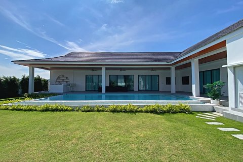 Villa in Hua Hin, Thailand 4 bedrooms № 168363 - photo 2