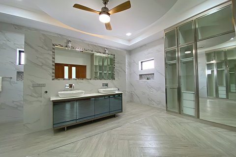 Villa in Hua Hin, Thailand 4 bedrooms № 168363 - photo 25