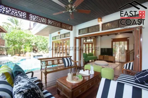 Casa de 4 dormitorios en Pattaya, Tailandia № 213229 - foto 16