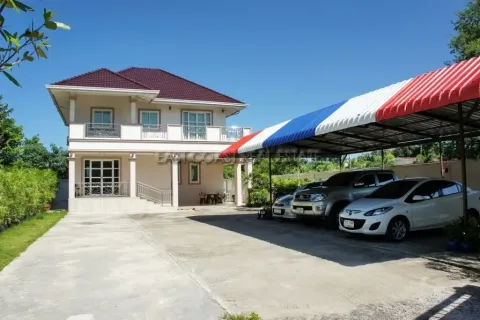 Casa de 3 dormitorios en Pattaya, Tailandia № 213677