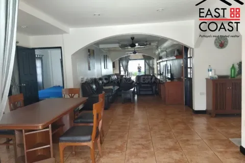 Casa de 4 dormitorios en Pattaya, Tailandia № 213682 - foto 2