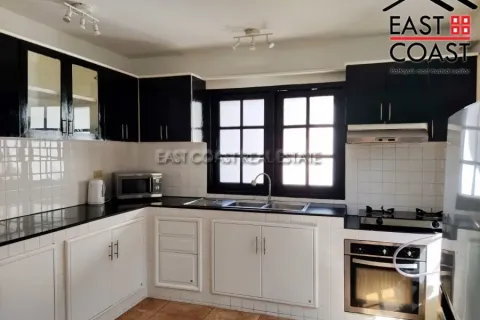 Casa de 4 dormitorios en Pattaya, Tailandia № 213682 - foto 3