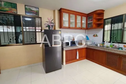 Casa de 4 dormitorios en Jomtien Beach, Pattaya, Tailandia № 211864 - foto 2