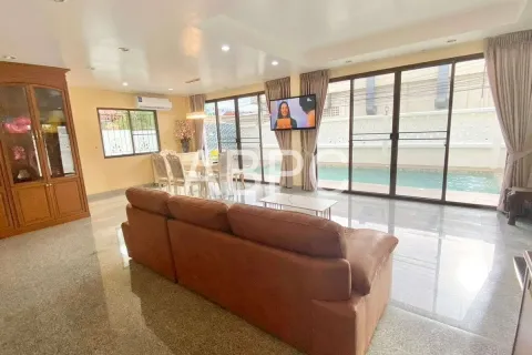 Casa de 4 dormitorios en Jomtien Beach, Pattaya, Tailandia № 211864 - foto 9