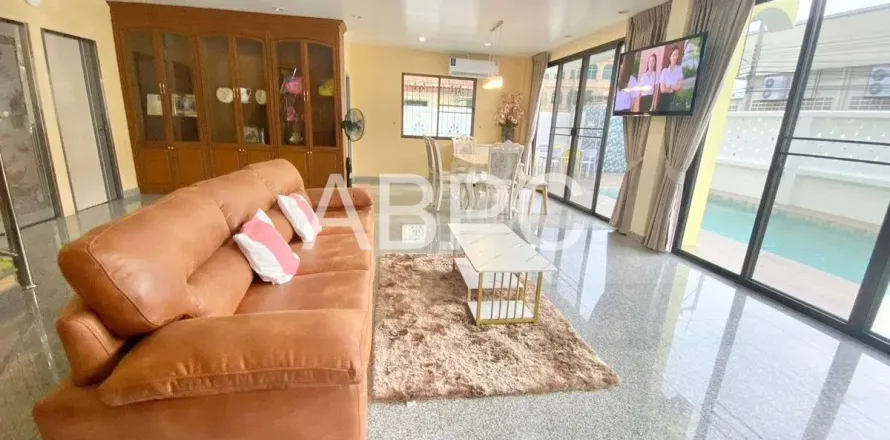 Casa de 4 dormitorios en Jomtien Beach, Pattaya, Tailandia № 211864