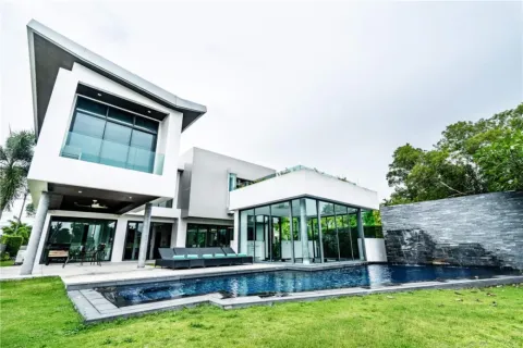 Villa in Phuket, Thailand 4 bedrooms № 174000 - photo 18