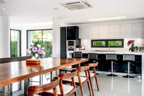 Villa in Phuket, Thailand 4 bedrooms № 174000 - photo 6