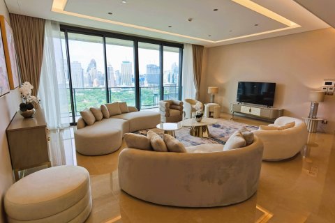 Condo in Bangkok, Thailand, 5 bedrooms  № 181147 - photo 2