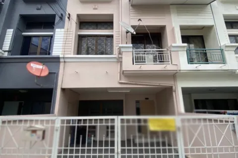 Adosado de 3 dormitorios en Wang Thonglang, Bangkok, Tailandia № 219282