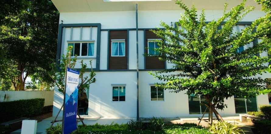 House in Bang Lamung, Thailand 4 bedrooms № 205373