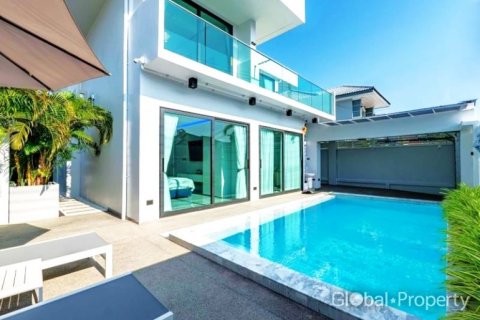 House in Pattaya, Thailand 5 bedrooms № 120160 - photo 4