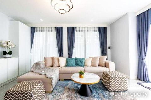 House in Pattaya, Thailand 5 bedrooms № 120160 - photo 9