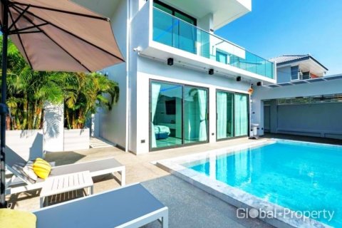 House in Pattaya, Thailand 5 bedrooms № 120160 - photo 1