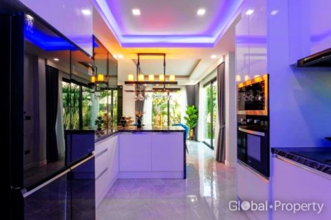 House in Pattaya, Thailand 5 bedrooms № 120160 - photo 7