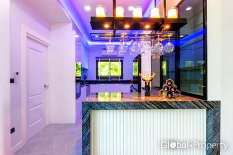 House in Pattaya, Thailand 5 bedrooms № 120160 - photo 8