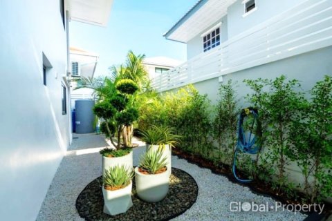 House in Pattaya, Thailand 5 bedrooms № 120160 - photo 3