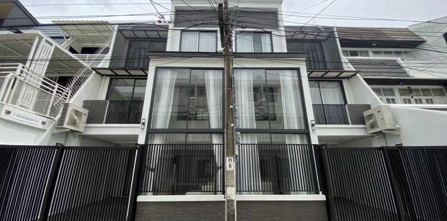 Таунхаус в Ваттхане, Бангкок, Таиланд с 3 спальнями  № 136970