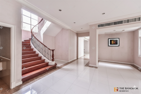 Maison à Bangkok, Thaïlande 6 chambres № 189111