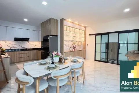 Casa de 5 dormitorios en Pattaya, Tailandia № 211136 - foto 11