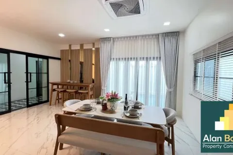 Casa de 5 dormitorios en Pattaya, Tailandia № 211136 - foto 10