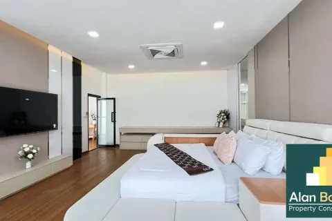 Casa de 5 dormitorios en Pattaya, Tailandia № 211136 - foto 13