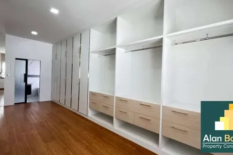Casa de 5 dormitorios en Pattaya, Tailandia № 211136 - foto 15
