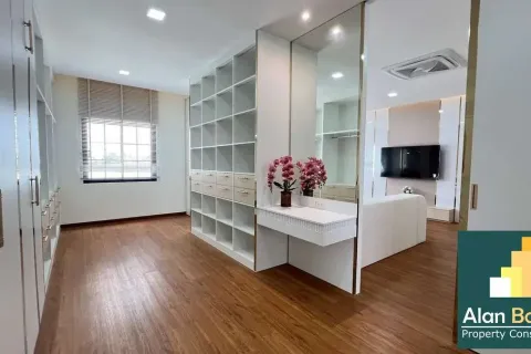 Casa de 5 dormitorios en Pattaya, Tailandia № 211136 - foto 16