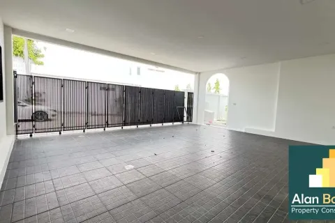 Casa de 5 dormitorios en Pattaya, Tailandia № 211136 - foto 3