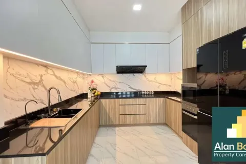 Casa de 5 dormitorios en Pattaya, Tailandia № 211136 - foto 8