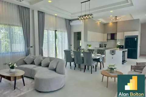 Casa de 4 dormitorios en Pattaya, Tailandia № 211137 - foto 5