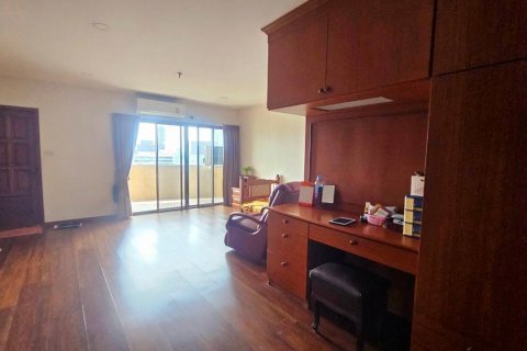 Condo in Bangkok, Thailand, 3 bedrooms  № 161466 - photo 5