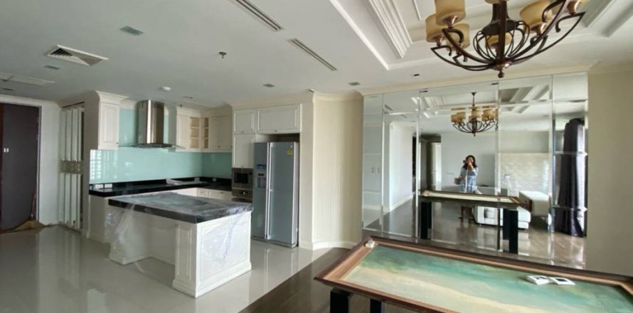 Condo in Khlong Toei, Bangkok, Thailand, 2 bedrooms  № 172764