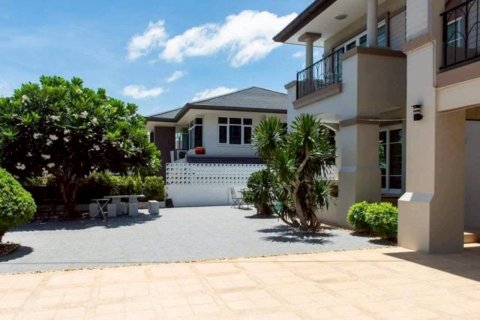 Villa in Pattaya, Thailand 4 bedrooms № 169472 - photo 7