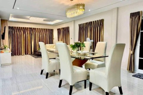 Villa in Pattaya, Thailand 4 bedrooms № 169472 - photo 9