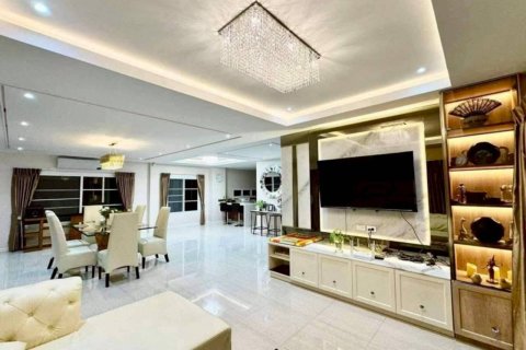 Villa in Pattaya, Thailand 4 bedrooms № 169472 - photo 2