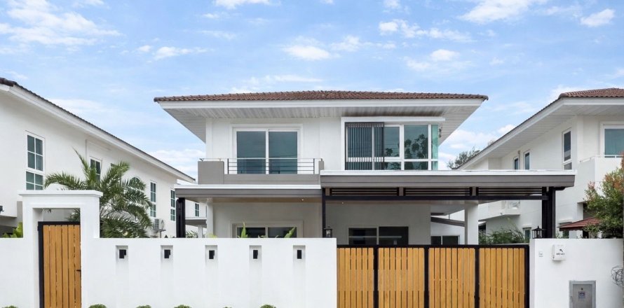 House in Phuket, Thailand 4 bedrooms № 163395