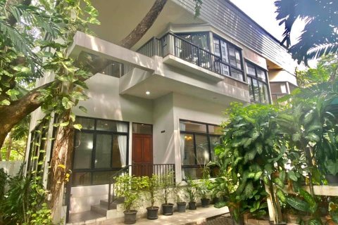 House in Bangkok, Thailand 4 bedrooms № 157525