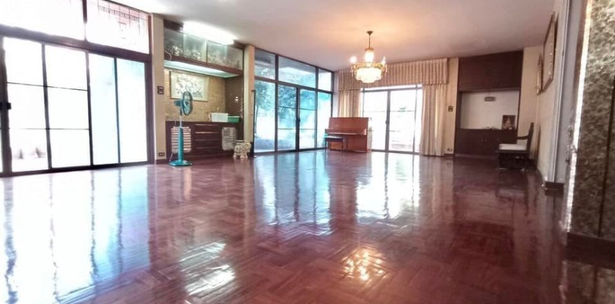 House in Bangkok, Thailand 6 bedrooms № 157522