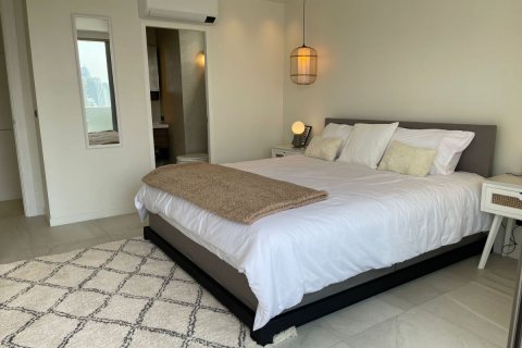 Condo in Watthana, Bangkok, Thailand, 3 bedrooms  № 133895 - photo 17