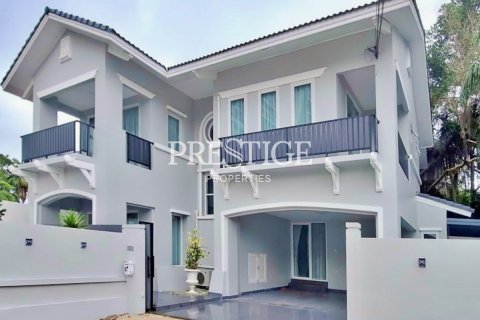 House in Pattaya, Thailand 4 bedrooms № 198159