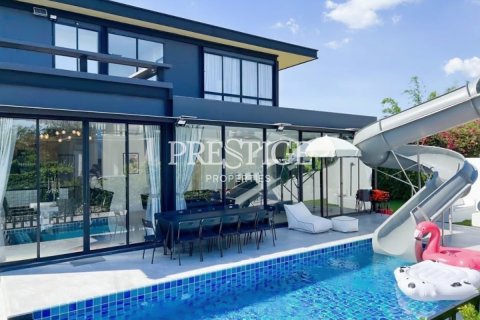 House in Pattaya, Thailand 4 bedrooms № 198165
