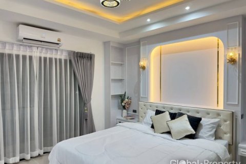 House in Pattaya, Thailand 3 bedrooms № 170427 - photo 5